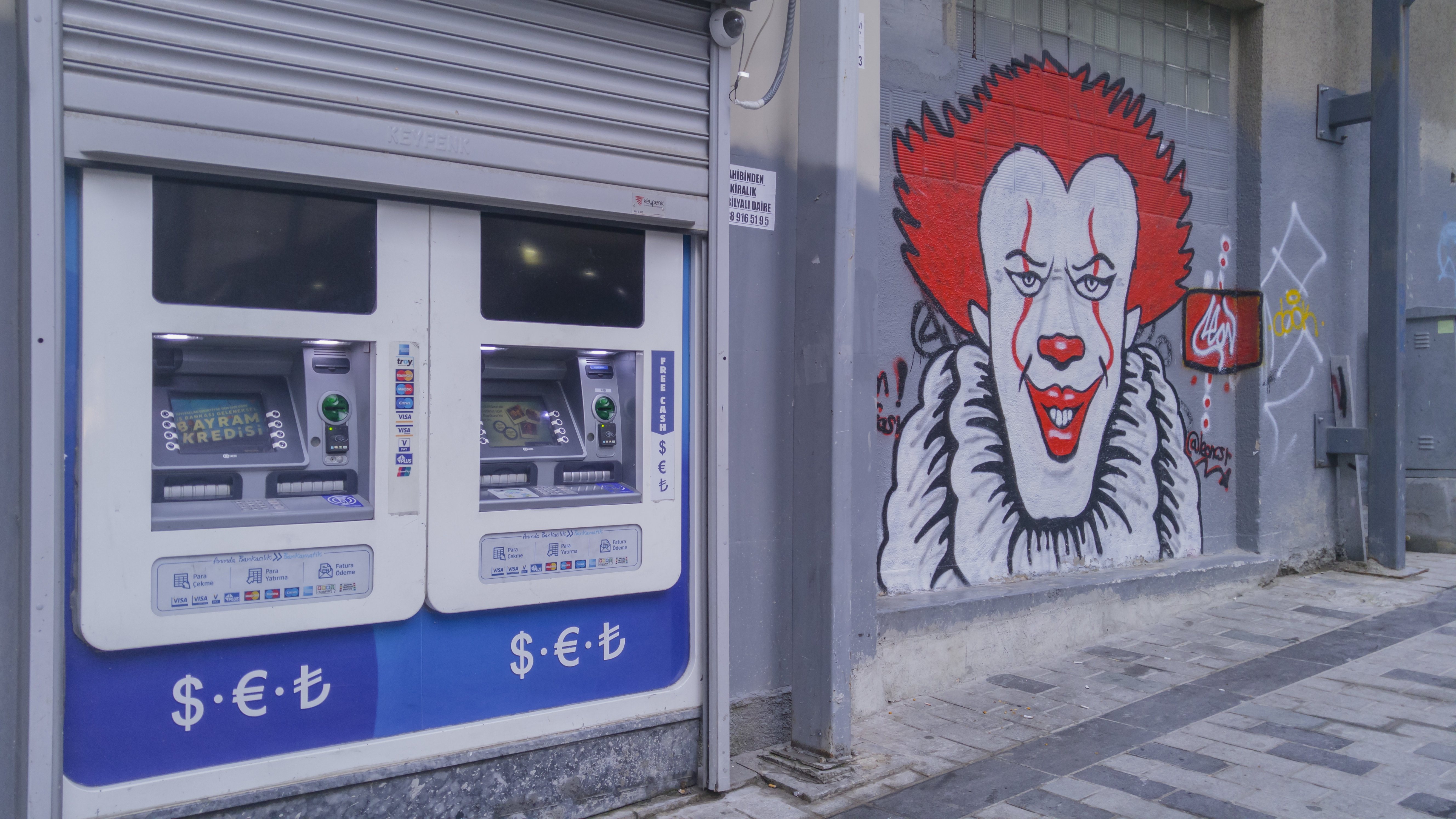 Street grafiti featuring a clown